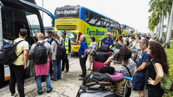 Die Passagiere des Air Europa-Flugs von Spanien nach Uruguay warten nach der Notlandung auf ihren Weiterflug.