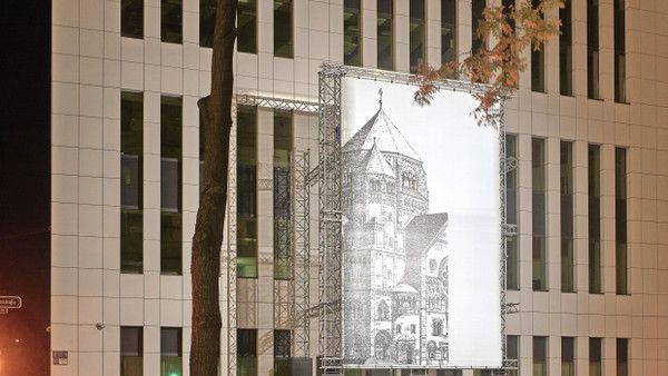 Mischa Kuballs Gedenken an die zerstörte neoromanische Synagoge in Düsseldorf am 9. November 2023. Das Plakat soll nächstes Jahr im Erfolgsfall der Abstimmung durch einen großen Keramikdruck werden.