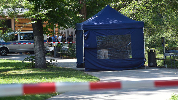 Beamte sichern kurz nach der Tat Spuren im Kleinen Tiergarten in Berlin.