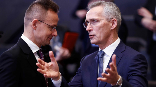 NATO-Generalsekretär Jens Stoltenberg (rechts) am Mittwoch im Gespräch mit dem ungarischen Außenminister Péter Szijjártó