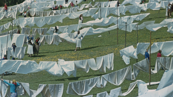 Nichts wirkt stärker als der weiße Riesen-Wäscheberg: Ana Lupas’ „Humid Installation“, 1970