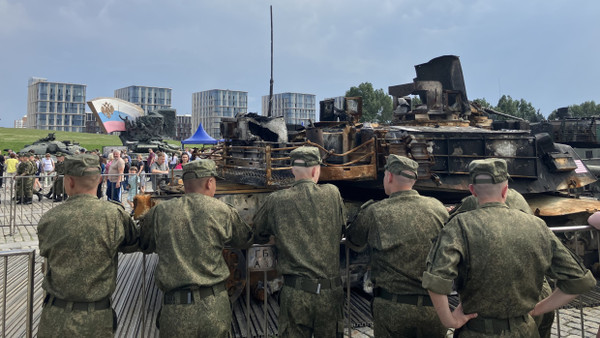 Zeichen des Krieges: Das russische Verteidigungsministerium zeigt in Moskau in der Ukraine erbeutete Waffen – auch solche aus dem Westen.