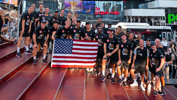 „Cooler Abschluss mit Inspiration“: die Eintracht im Blickfang auf dem Times Square