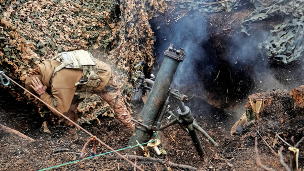 Mangelware: Ein ukrainischer Soldat feuert am Freitag nahe der Stadt Bachmut einen Mörser Kaliber 120 Millimeter ab.