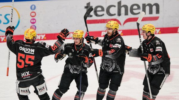 Sie jubeln wieder: Frankfurts Eishockeyspieler