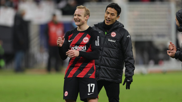 Hatten in ihrer gemeinsamen Zeit bei Eintracht Frankfurt einiges zu lachen: Sebastian Rode (links) und Makoto Hasebe