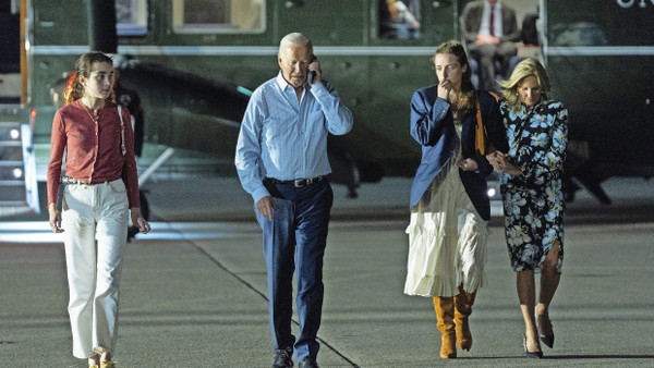 Unter Druck: Präsident Joe Biden mit Enkelin Natalie und Ehefrau Jill am  Samstag in Burlington County auf dem Weg zur Air Force One