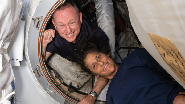 „Butch“ Wilmore and Suni Williams posieren für ein Portrait auf der ISS.