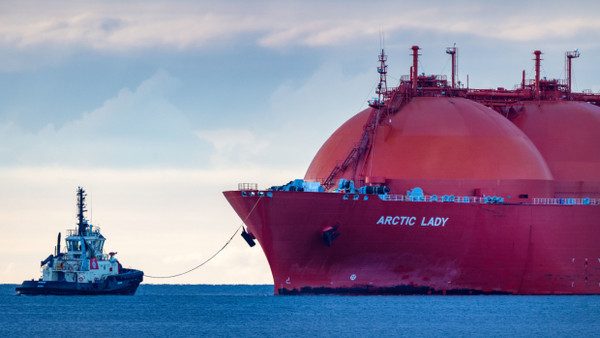 Von Schleppern begleitet transportiert der LNG Tanker „Arctic Lady“ eine Ladung LNG zum Energie-Terminal „Deutsche Ostsee“. Flüssigerdgas kann dort angelandet und nach der Umwandlung über eine Erdgas-Anbindungsleitung in das deutsche Verteilnetz eingespeist werden.