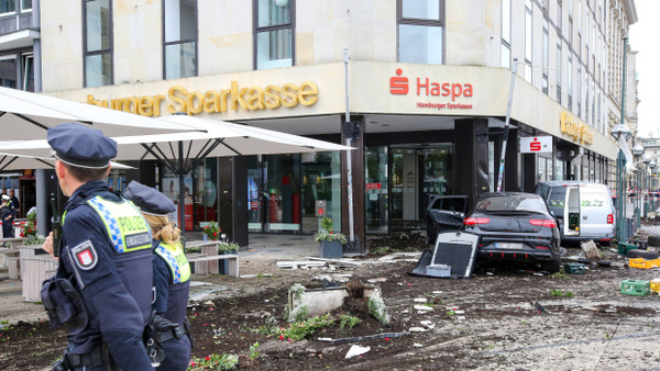 Der Unfallwagen vor einer Sparkasse in der Hamburger Innenstadt