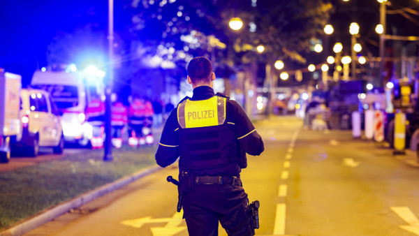 Ein Polizist sichert den Bereich vor dem Mulitplex-Kino, an dem die Polizei einen Verdächtigen niedergeschossen hat.