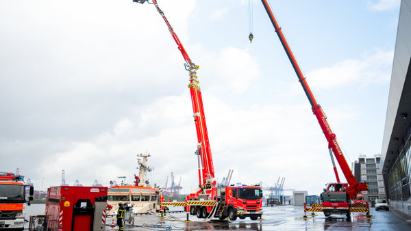 Kosten zusammen 2,7 Millionen Euro: Das sogenannte Teleskopmastfahrzeug (TMF70) und der neue Kran am Hamburger Hafen