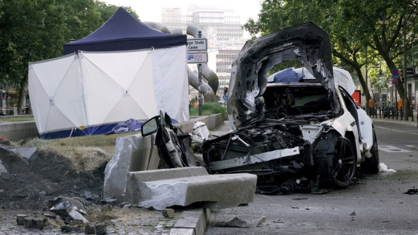 Das Wrack eines Autos steht nach einem Unfall auf der Tauentzienstraße.