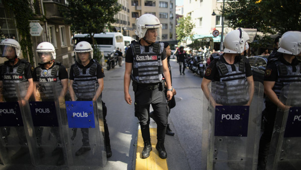 Vor einem Jahr: Polizisten blockieren während der Pride-Parade im Juni 2023 eine Straße in Istanbul.