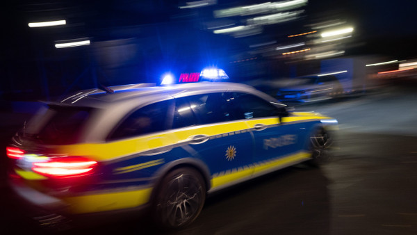 Ein Polizeiwagen im Einsatz (Symbolbild)