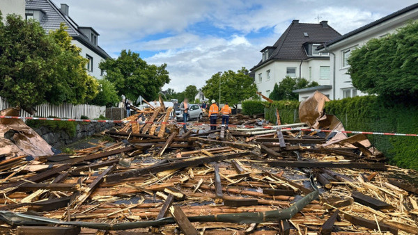 Trümmer eines Kirchturmdaches liegen auf der Straße in Hagen.