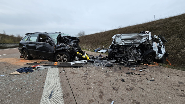 Zerstörte Fahrzeuge stehen auf der Autobahn A38 bei Querfuhrt nach einem Geisterfahrerunfall.