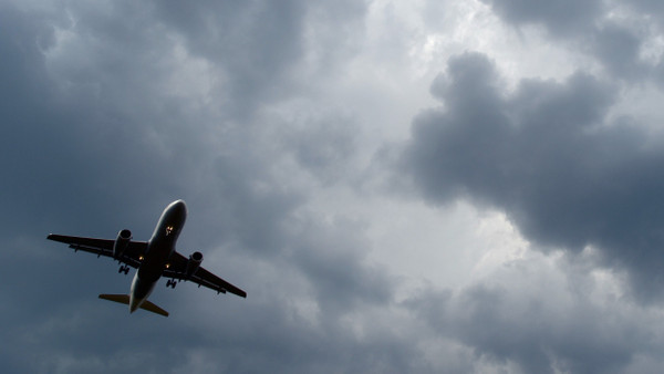 Gewitterwolken über einem Passagierflugzeug