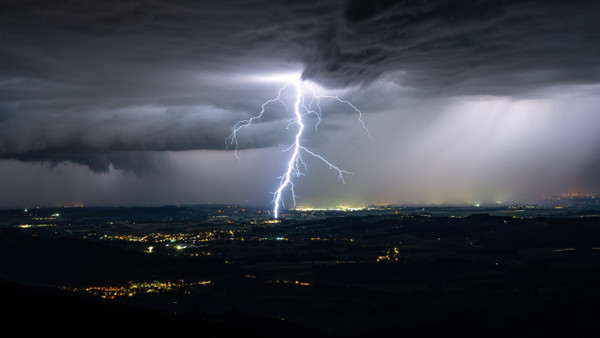 Unwetter über Haibach in Bayern am 27. Mai 2024: Auch über Fronleichnam und das Wochenende kann es zu Gewittern und Starkregen in Deutschland kommen.