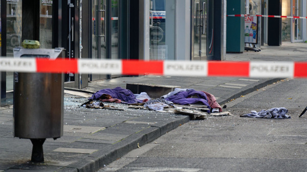 Scherben und Kleidungstücke liegen vor einem Geschäft in der Ehrenstraße in Köln nachdem es am Mittwochmorgen zu einer weiteren Explosion kam.