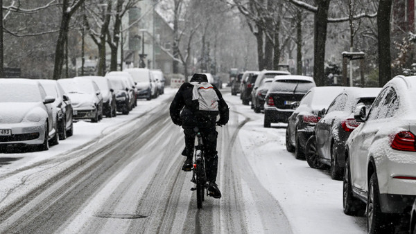 Wer am Morgen das Haus verlässt, sollte vorsichtig sein: es könnte glatt auf der Straße sein.