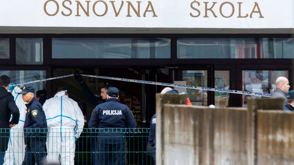 Polizei und Rettungskräfte am Eingang der Schule