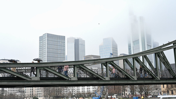 In der Nähe des Eisernen Stegs wurde die Frau angegriffen.