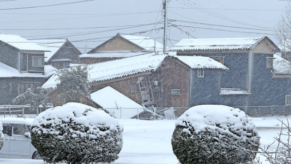 Nach dem Beben: Kalte Temperaturen sorgen auf der Noto-Halbinsel in Zentral­japan für neue Gefahren.