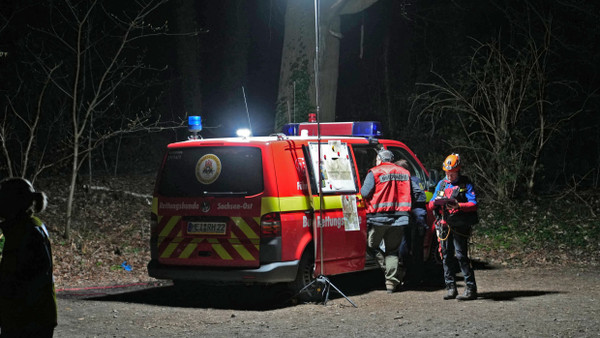 Die Einsatzleitung steht am Abend bei der Suche nach einem kleinen Jungen in der Sächsischen Schweiz am Fahrzeug einer Rettungshundestaffel.