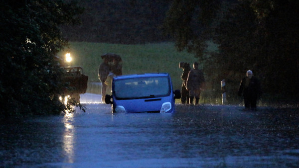 Lindau: Ein Fahrzeug steht von Wasser umgeben auf einer überfluteten Straße am Bodensee.