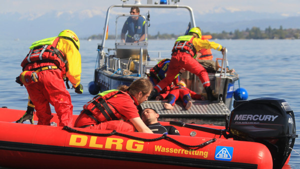 Helfer von der DLRG üben auf dem Bodensee