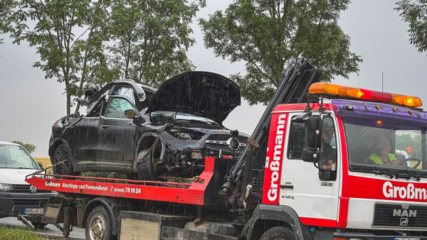 Das Auto war aus bislang unbekannten Gründen einen Hang hinabgerutscht.