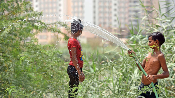 Was für ein Schlauch: Auch in der Stadt Gurugram, unweit der Hauptstadt Neu Delhi, ist Abkühlung jeglicher Art gefragt.