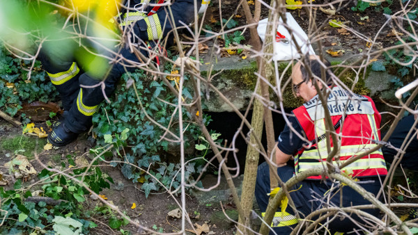 Einsatzkräfte sind nach dem Fund einer Leiche in einem historischen Schacht an der Bastion Martin in Mainz im Einsatz.