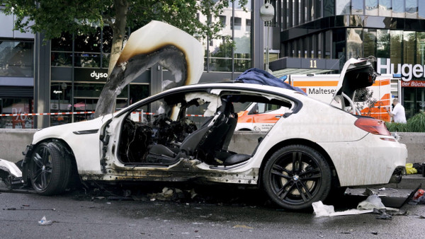 Ausgebrannt: Das Wrack des Autos steht nach einem Unfall auf der Tauentzienstraße.