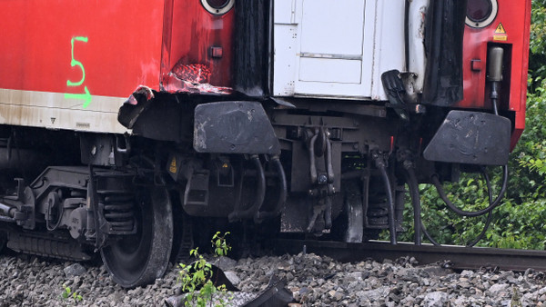 Aufgrund von Materialschwäche an den Bahnschwellen: Einer der Zugteile mit den Rädern neben dem Gleisbett.