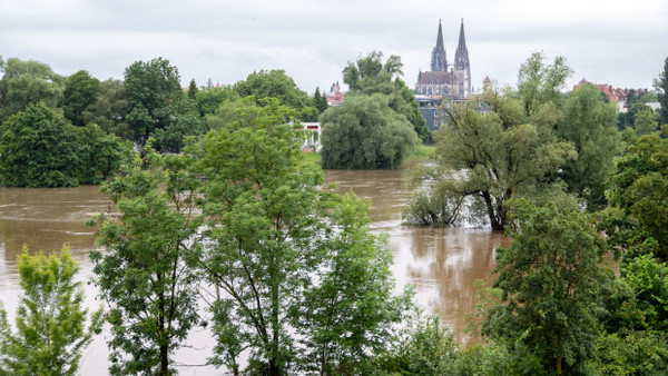 In Regensburg ist die Donau weit über die Ufer getreten. Das Hochwasser soll weiter steigen.