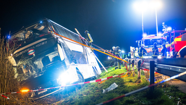 Rettungskräfte arbeiten an der Unfallstelle auf der A44.