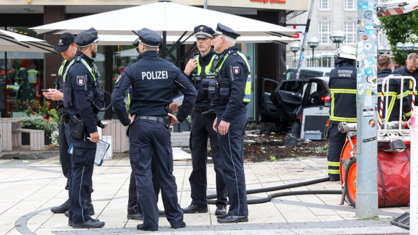 Einsatzkräfte am Unfallort in der Hamburger Innenstadt