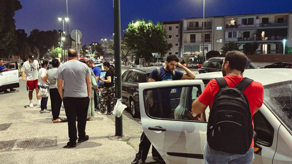 Menschen versammeln sich nach den Erdbeben auf den Straßen Neapels.