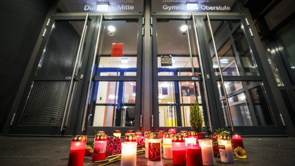 Kerzen stehen vor dem Eingang der Gesamtschule Duisburg-Mitte, um der getöteten Schülerinnen zu gedenken.