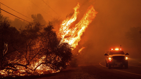 Flammen schlagen auf dem Canyon Drive bei Oroville nach einem Fahrzeug.