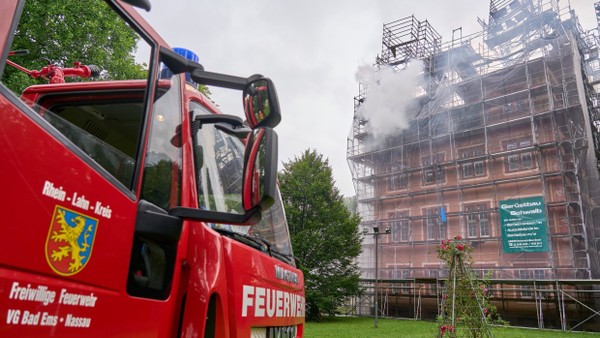 Ein Fahrzeug der Feuerwehr ist in Bad Ems im Einsatz.