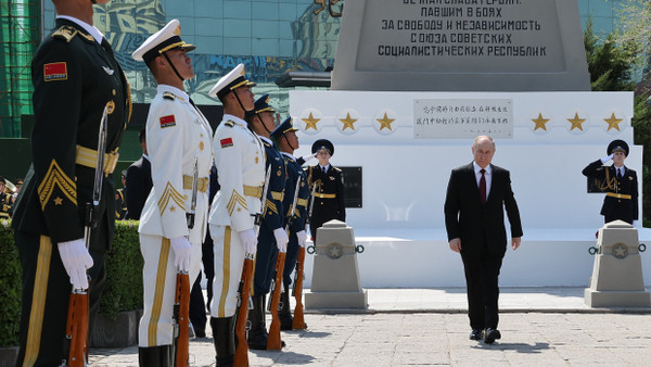 Wladimir Putin am Ehrenmal für gefallene sowjetische Soldaten in Harbin am Freitag