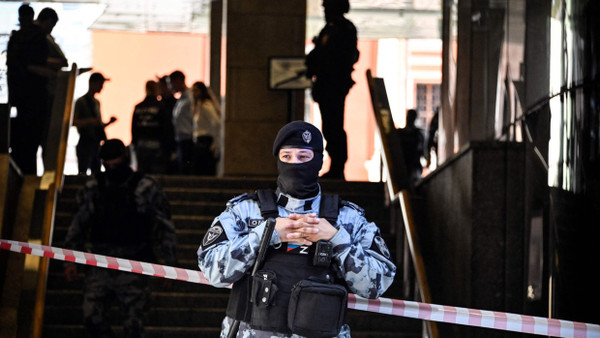 Ein Polizist sichert das Gebäude ab nachdem es dort zu einer Schießerei kam.