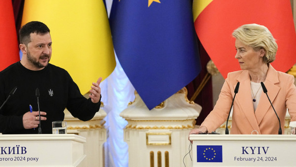 Wolodymyr Selenskyj spricht während einer gemeinsamen Pressekonferenz mit Ursula von der Leyen im Mariinsky-Palast in Kiew.