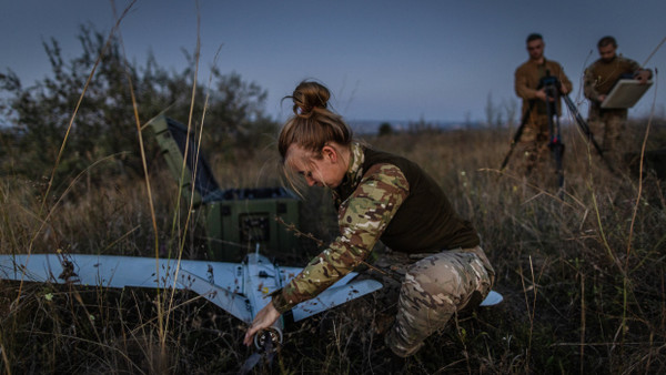 Eine ukrainische Soldatin montiert eine Leleka-Drohne vor einer Übung. Die Drohne kann bis zu eineinhalb Stunden fliegen und dabei mehr als 80 Kilometer zurücklegen.