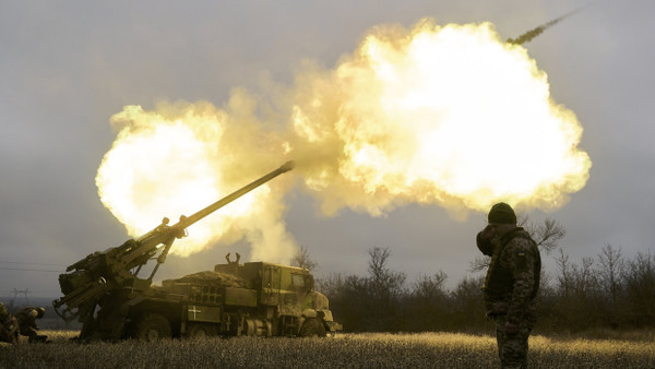 Ukrainische Soldaten feuern bei Awdijiwka eine Haubitze auf russische Stellungen