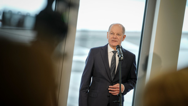 Bundeskanzler Olaf Scholz (SPD) gibt am Samstag ein Pressestatement im Flughafen Berlin Brandenburg.