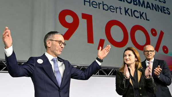 FPÖ-Kanzlerkandidat Kickl mit dem FPÖ-Politikern Svazek und Stefan im September 2022.